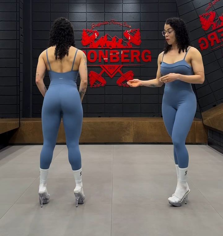 Bianca corrigindo a pose de uma aluna